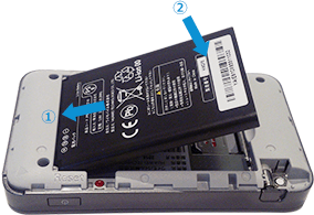電池パックの（+）（-）が表示されている面を上にして端子部分を本体の端子部分に合わせて押し付け、しっかりと押し込みます。